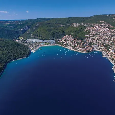2 Bedroom Lovely In Labin Apartment *