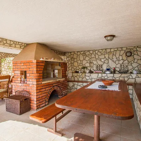 2 Bedroom Lovely In Labin